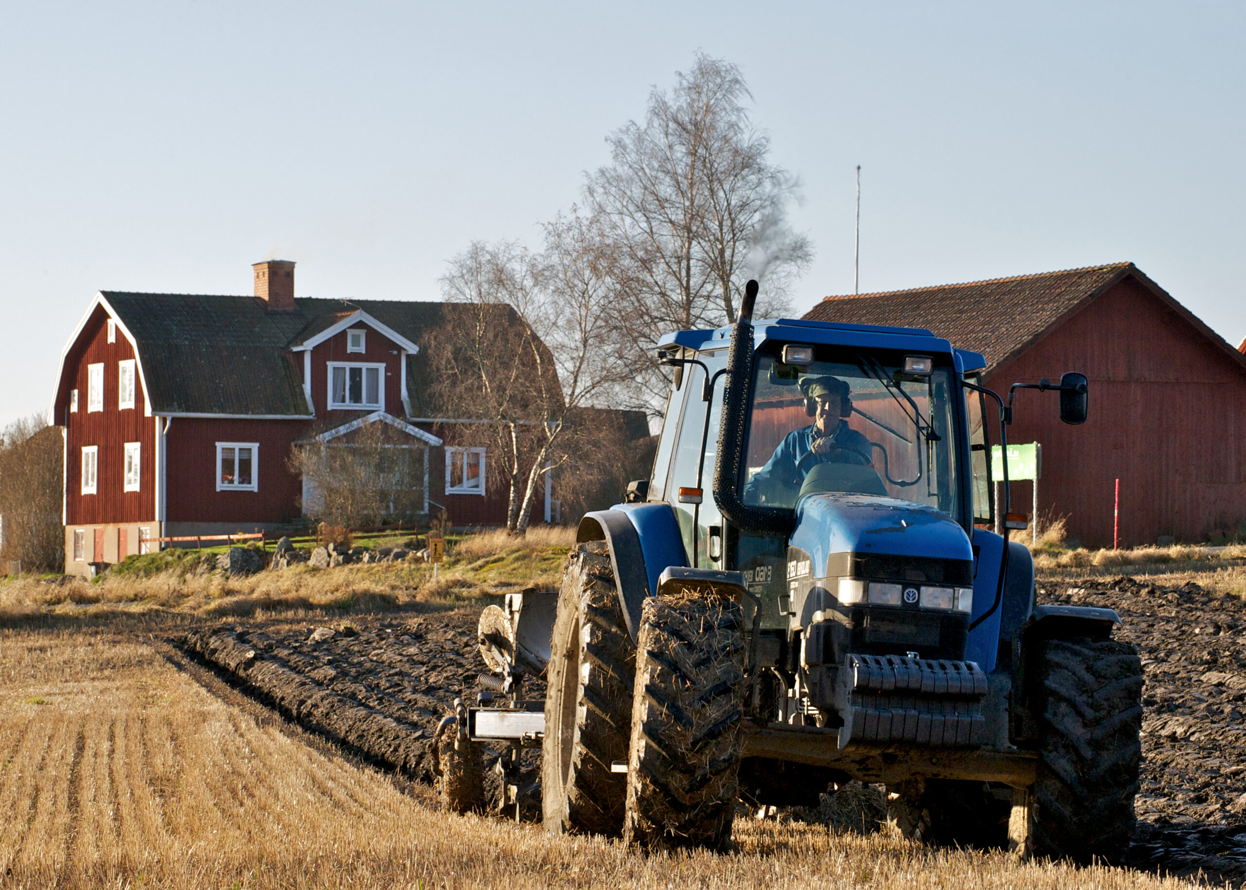 Bonde plöjer, foto: Torbjörn Swenelius